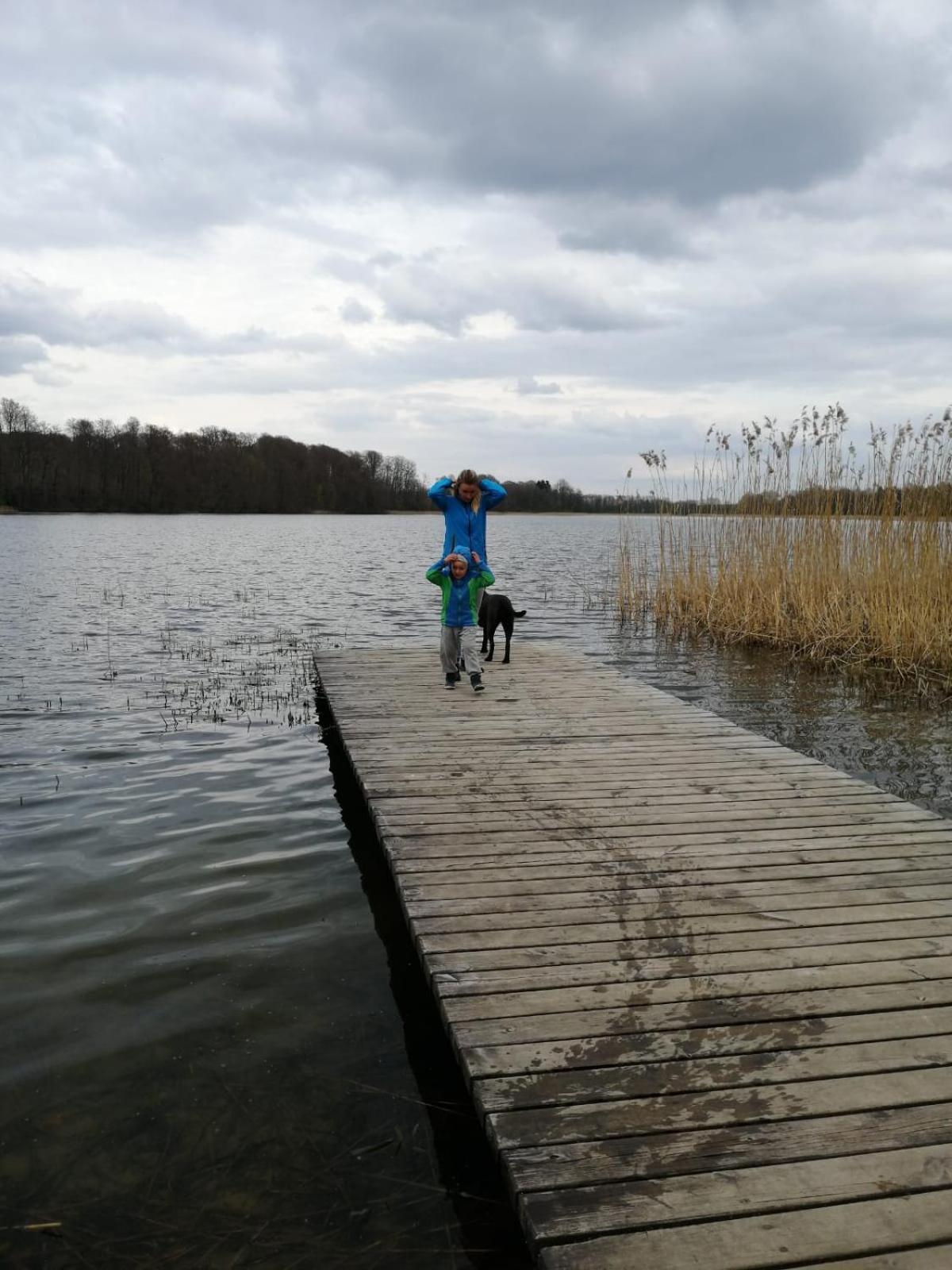 Domek Nad Jeziorem Koszajny Esterno foto